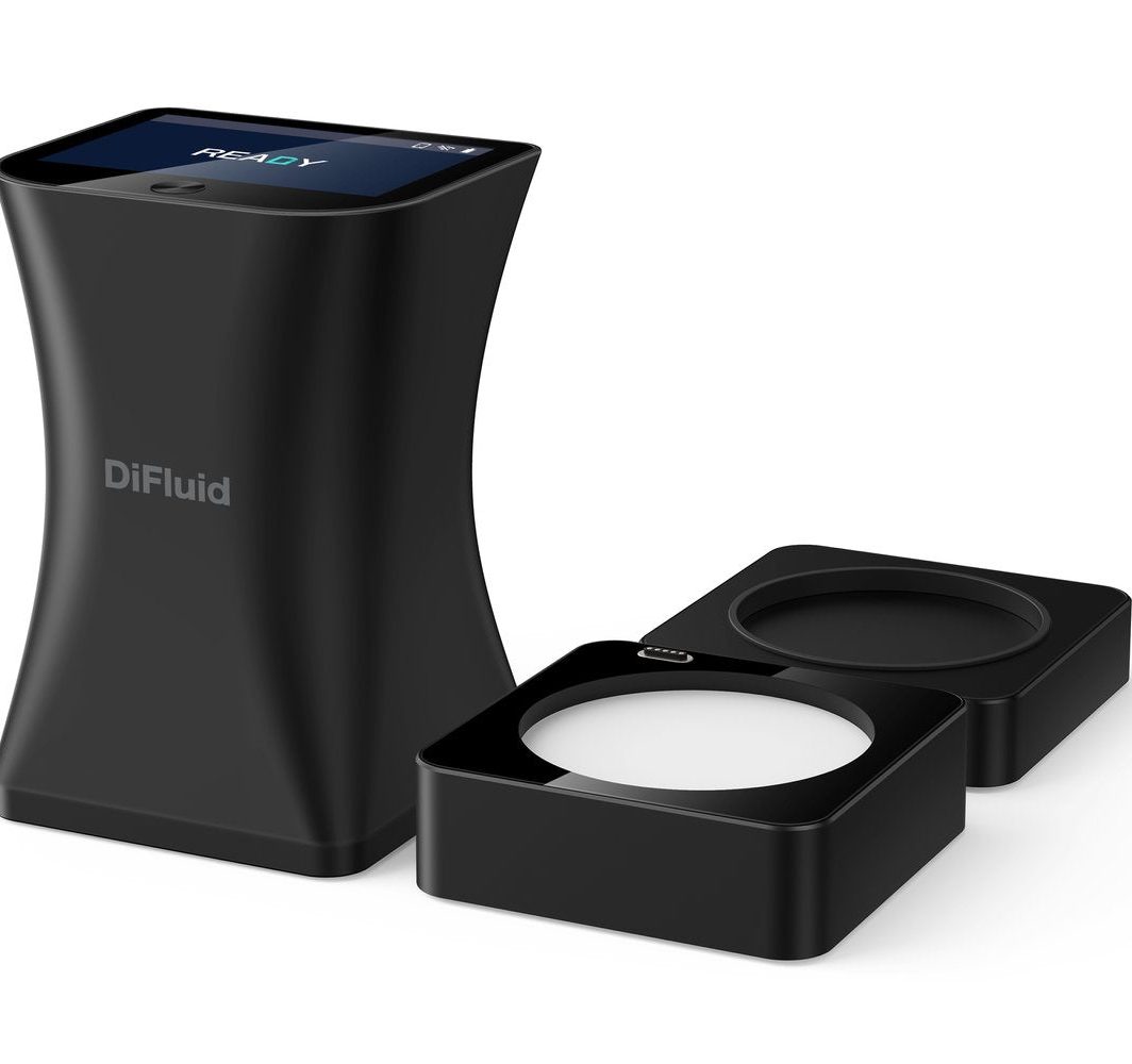 DiFluid Omni coffee grind analyzer on a café countertop