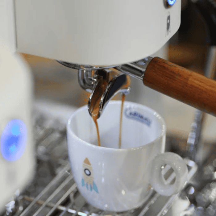 La Carimali Glow Carimali Glow espresso machine with digital display on a café counter